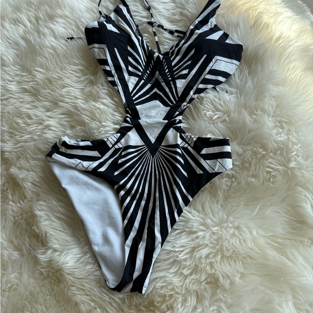 NWOT Bar III Monochrome Monokini One-Piece Swimsuit NWOT